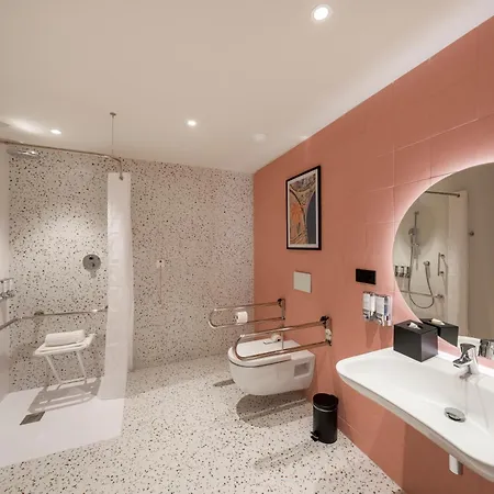 Otel Hampton By Hilton Airport 3*