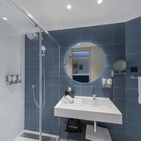 Hampton By Hilton Airport