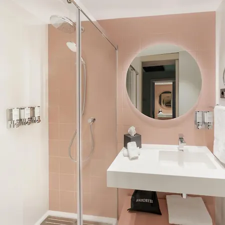 Hampton By Hilton Airport