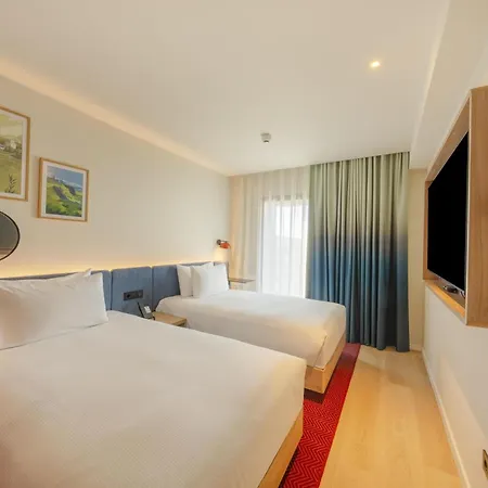 ホテル Hampton By Hilton Airport 3*