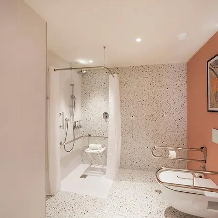Otel Hampton By Hilton Airport 3*