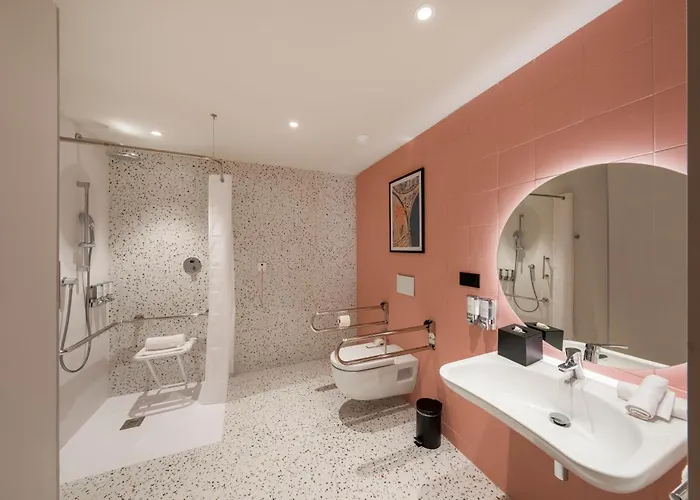 ホテル Hampton By Hilton Airport 3*