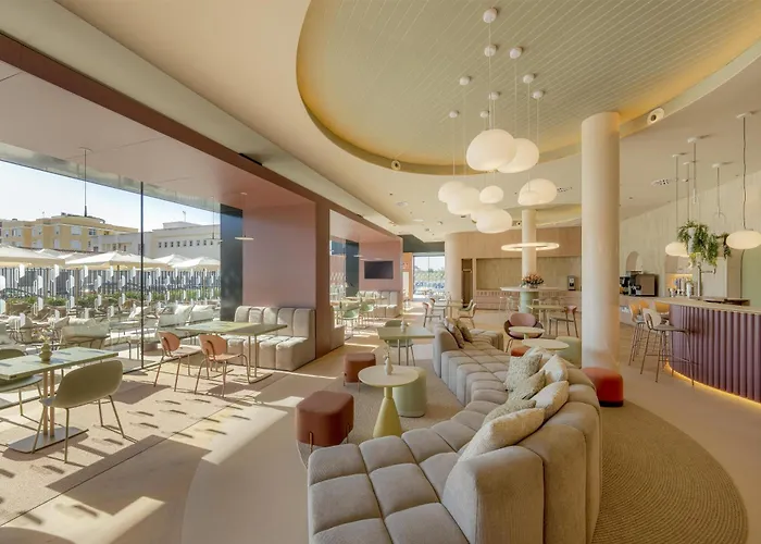 Hampton By Hilton Airport ホテル