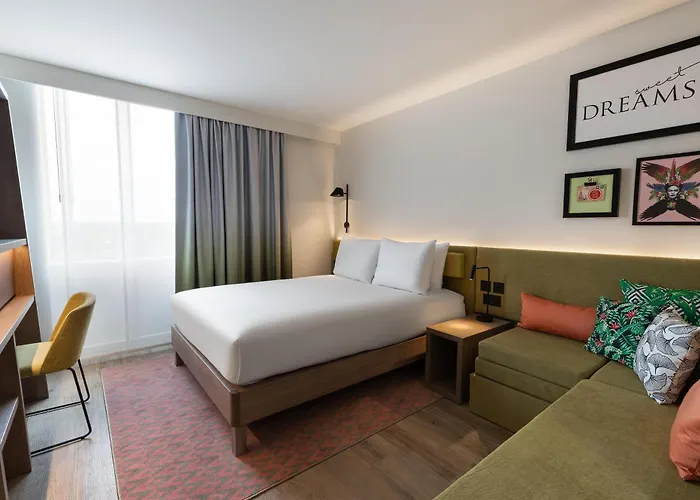ホテル Hampton By Hilton Airport 3*