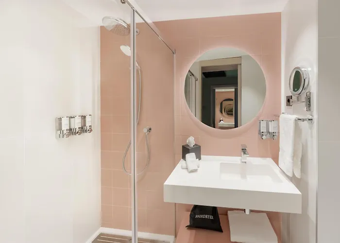 Hampton By Hilton Airport