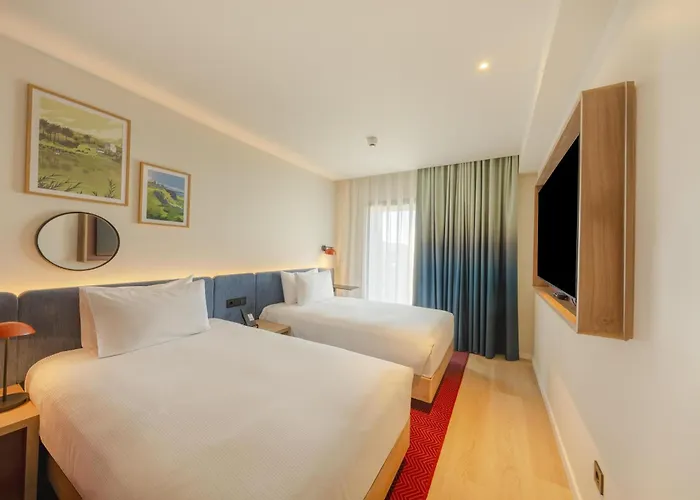 ホテル Hampton By Hilton Airport 3*